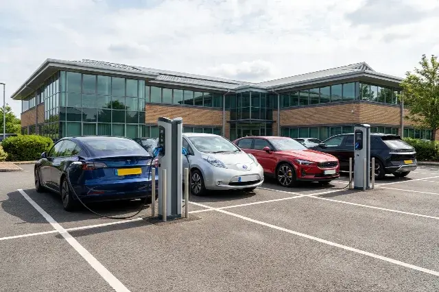 Bornes doubles et parkings d’entreprise